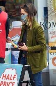 Emilia clarke officially sold her venice, calif. Emilia Clarke Shopping At Planet Organic In London 08 24 2020 Celebmafia