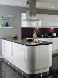 Super Moderne Kuche In Weiss Mit Regalen Mit Beleuchtung In 2020 Moderne Weisse Kuchen Kuchendesign Modern Weisse Kuche Dekoration