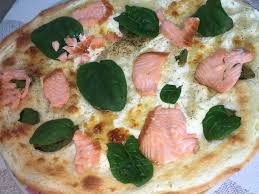 Pizza Au Saumon Et Epinards Recette Pizza Saumon Pizza Saumon Fume Recettes De Cuisine