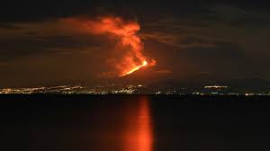 İtalya'nın sicilya adası'nda bulunan ve avrupa'nın en büyük aktif yanardağı olan etna yanardağı patladı. Viyotyyjzbr1jm