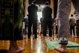 Check spelling or type a new query. Shaf Sholat Berjarak Antisipasi Corona Bagaimana Hukumnya Republika Online
