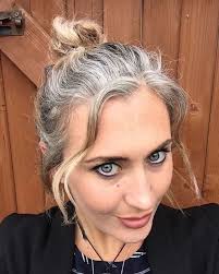 Quando i capelli grigi appaiono irregolari e le ciocche grigie si mescolano a quelle più scure si ottiene il cosiddetto effetto “sale e pepe”. Come Tornare Ai Capelli Bianchi E Smettere Di Tingersi Tornando Al Naturale