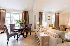 Super elegante wohnzimmer als vorbilder moderner einrichtung. Elegantes Wohnzimmer Mit Einem Grossen Sofa Und Einem Runden Klassische Couchtisch In Einem Geraumigen Haus Inter Lizenzfreie Fotos Bilder Und Stock Fotografie Image 61115415