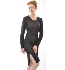 La nostra camicia da notte in seta, realizzata al 100% in seta naturale senza prodotti chimici o coloranti irritanti, è naturalmente ipoallergenica e ha una struttura molto fine. Camicia Da Notte In Pura Seta Lize Natural Clothing