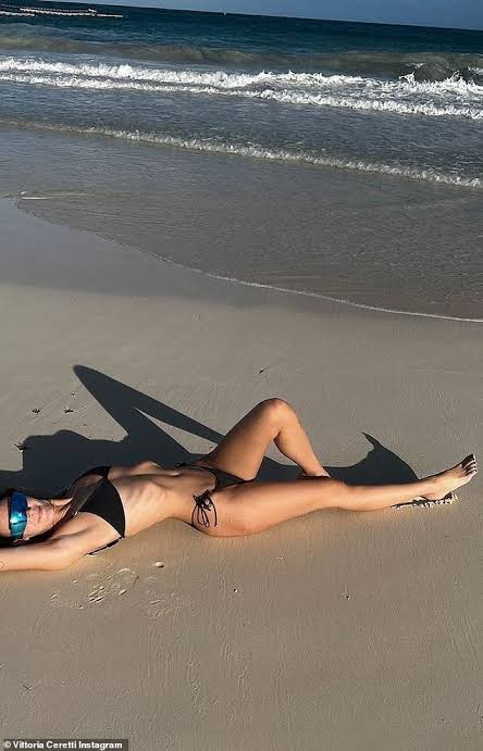 During an exotic getaway, Vittoria Ceretti flaunts her stunning physique in  a black bikini, accompanied by Leonardo DiCaprio. : r/newslive