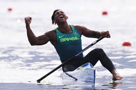 Isaquias queiroz sabia, desde 2017, que nem mesmo treinando o dobro ou o triplo seria possível repetir o desempenho do rio no número de medalhas. Isaquias Queiroz O Filho Da Cidade Das Canoas Leva A Medalha De Prata Para Casa Esportes El Pais Brasil