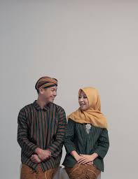 Prewedding bertema klasik indonesia yang penuh gaya. Lagi Tren Prewed Baju Adat Jawa Hijab Ideku Unik