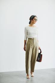 デニム以外でおすすめのヘビロテ確実 夏ボトム は スタイリスト福田麻琴さん直伝 着たい が見つかる初夏のおしゃれ講座 mi mollet ミモレ 明日の私は もっと楽しい パンツ ファッション ファッション 50代 ファッション
