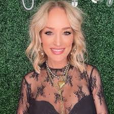 Shannon Sennett's Instagram, Twitter & Facebook