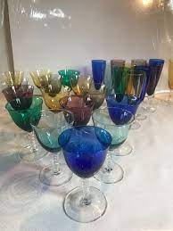 Gobelet forme haute, gobelet forme basse, verre à pied : Service De 25 Verres A Pieds En Verre De Couleurs France Catawiki
