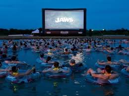 スリル満点？夜空の下で映画『ジョーズ』を浮輪に浮かびながら鑑賞 - フロントロウ -海外セレブ＆海外カルチャー情報を発信