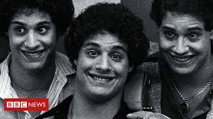 A incrível história dos trigêmeos idênticos separados no nascimento