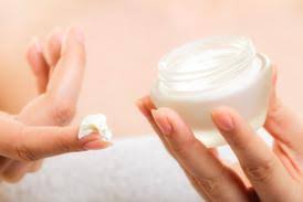 Sesudah proses pembersihan daki, mandilah dengan air hangat dan gunakan lotion atau pelembab setelah mandi. Biar Ga Bikin Ilfeel Cobain Cara Menghilangkan Daki Yang Tepat