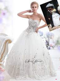 Robe de mariée princesse avec décolleté bateau et jolies broderies. Robe De Mariee Princesse Bustier Strass Zina Sunny Mariage
