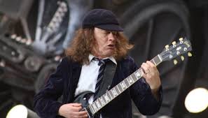 Ac/dc guitarist angus young admitted he suffers from stage fright to this day, even though he developed his schoolboy persona 46 years ago. Angus Young Ehefrau Vermogen Grosse Tattoo Herkunft 2021 Taddlr