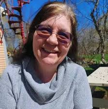 Classic KitchenAid stand mixer in a soft cream color. Tested and works  great with a strong motor and smooth mixing. Includes: • Stainless steel  bowl • Flat beater attachment (has some cosmetic