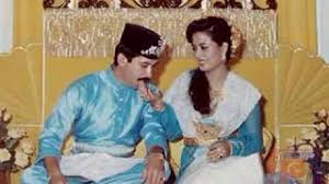 Gelaran adik beradik yang betul tapi kalau mengikut kamus dewan edisi keempat gelaran adik beradik yang betul adalah macam kat bawah ni. Raja Zarith Sofiah Sultan Ibrahim Royal Wedding 10th Sept 1983 Youtube