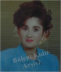 İnancın birinci elden aktarıldığı ve eşsiz yorumculuğu ile harmanladığı bu yeni müziği ismiyle özdeşleştiriyor. Sabahat Akkiraz