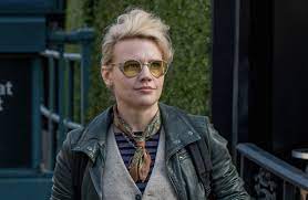 What Does Kate Mckinnon S Ghostbusters Necklace Mean It S A Bold Fashion Statement Kate Mckinnon Ghostbusters Kate Mckinnon Jillian Holtzmann