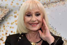 La artista, también considerada la gran showgirl de la televisión italiana, atravesó en lo últimos meses con enorme discreción una enfermedad que la apartó. Raffaella Carra E Morta Aveva 78 Anni L Addio Della Regina Dello Spettacolo Italiano Donnapop