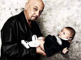 Ci racconti dei tuoi esordi, prima, durante e subito dopo i decibel, intendo. Enrico Ruggeri Eta Moglie Figli Altezza Peso Caffeina Magazine