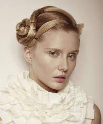 Telle Une Coiffure Du Moyen Age Reinterpretee A L Aube De Notre Siecle Les Meches S Enroulent Et S Attachent Delicatement Al Coiffure Chignon Cheveux Tresses