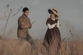 Foto prewedding muslimah syari, photo prewedding islami, prewedding syariah, prewedding hijab casual, koleksi photo prewedding, foto prewedding hijab romantis. Muslimah Bisa Tampil Kece Saat Foto Prewedding Genpi Co