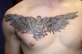 1001 Coole Und Inspirierende Flugel Tattoo Designs Und Ihre Beudetungen Brusttattoos Fur Manner Tattoos Manner Flugel Tattoo