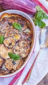 Parmigiana bianca di melanzane procedimento prendiamo le melanzane, le puliamo e le tagliamo a fette spesse mezzo centimetro. Ricetta Parmigiana Di Melanzane Bianca Dissapore