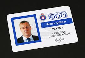 Peter robinsonin suosittuun dekkarisarjaan perustuva jännityssarja ylikomisario banks esittelee peräänantamattoman poliisimiehen, joka kääntää jokaisen kiven selvittääkseen. Prop Store Ultimate Movie Collectables