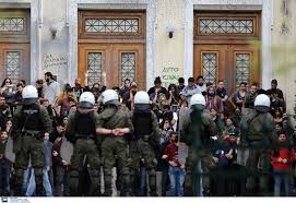 Για άλλη μια φορά λοιπόν η ελληνική αστυνομία καλείται να απασχοληθεί με ένα επιπλέον έργο που βρίσκεται πέρα από τις αρμοδιότητές της. Panepisthmiakh Astynomia Aytoi Einai Oi 400 Neoi Eidikoi Froyroi Pinakes Grtimes Gr