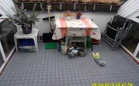 Indoor und outdoor bodenbelag asti abwaschbar boden auf dem balkon verlegen zuhause bei sam ihr neuer. Balkon Mit Neuen Dekor Boden Aus Kunststoff Klick Fliesen