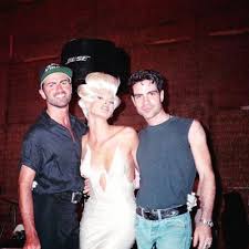 El vídeo muestra a george michael (brevemente, en unos pocos planos) como un director de cine filmando un desfile de supermodelos. Too Funky Tumblr