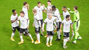 Mannschaft f (genitive mannschaft, plural mannschaften). Die Mannschaft Das Zeugnis Einzelkritik Der Deutschen Fussball Nationalmannschaft Zum Spiel Gegen Tschechien