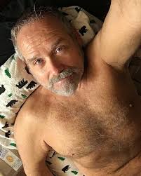 Bed time. #readyformydayoff #nightnightinsta #sweetdreams  #sendingpositivevibes #bearsofinstagram #instabear #instagay