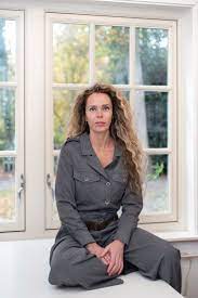 Om de twee weken schrijft ze voor lebowski een kort. Roxane Van Iperen Dook In De Fascinerende Geschiedenis Van Haar Naardense Villa Die In De Oorlog Diende Als Commune Van Verzet De Volkskrant