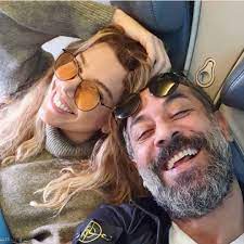 قام الممثل السوري عبد المنعم عمايري بنشر صورة له على حساباته الشخصية والرسمية بمواقع التواصل الاجتماعي حيث صدم بها الجمهور وظهر من خلالها وهو عاري من المنطقة السفلية ويقضي حاجته داخل الحمام. Ù…Ù† Ù‡ÙŠ Ø²ÙˆØ¬Ø© Ø¹Ø¨Ø¯ Ø§Ù„Ù…Ù†Ø¹Ù… Ø¹Ù…Ø§ÙŠØ±ÙŠ Ø¨ÙˆØ§Ø¨Ø© Ø§Ù„Ø­Ù‚ÙŠÙ‚Ø©