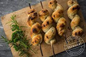 schlangenbrot stockbrot mit krautern rezept von streusel rezept stockbrot rezept stockbrot rezepte