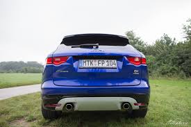 With the new f‑pace plug‑in hybrid you enjoy greater fuel economy and zero tailpipe emissions while driving in electric mode. Mit Dem Herz Einer Raubkatze Jaguar F Pace S Test Autophorie De