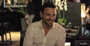 Καμάρη ρένα, καμάρη ρένα, να 'ξερες τα βράδια πως μισώ, που με τιμωρούν που σ' έχω χάσει, θέλω να σε δω, τ' ομολογώ, άλλη τέτοια νύχτα ας μην περάσει, θέλω να με νιώσεις, να μη με προδώσεις. Ola Edw News O Nikos Berths Kai Eyxh Toy Make A Wish Ellados