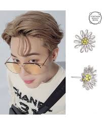 no brand（ノーブランド）の「[VINTAGE HOLLYWOOD] 正規品 BTS JIMIJ ジミン 着用 dynamite Mini Daisy  post earring ミニデイジーピアス ジミン 韓国ファッション（リング）」
