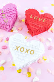 Pinata Herzen Basteln Zum Valentinstag Mrsberry Kreativ Studio In 2020 Glucksbringer Basteln Mit Kindern Geschenkideen Pinata Basteln