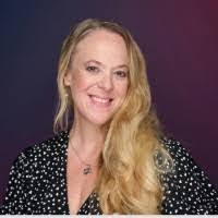 Beth Lander's Instagram, Twitter & Facebook