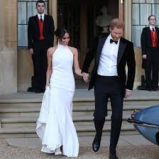 Meghan markle und prinz harry sind noch nicht einmal ein jahr liiert und trotzdem probierte die schauspielerin beim shoppen bereits hochzeitskleider an! Meghan Markle Brautkleid Hier Kannst Du Meghans Brautkleid Fur 40 Euro Nachkaufen Cosmopolitan