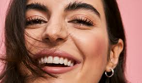 Brynskole: Slik napper du øyenbrynene