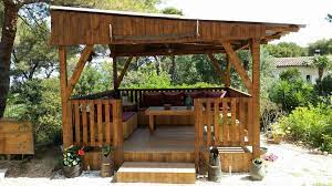 Si vous avez un jardin comportant un potager d'au moins 50 m², faire votre compost sera très utile : Terrasse Et Pergola En Palette Gazebo Small Gazebo Garden Gazebo