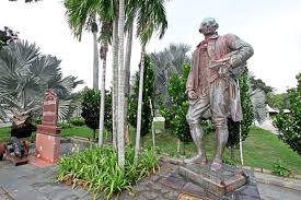 Setelah mendapati pulau pinang sesuai sebagai pelabuhan baru british, mereka menghantar francis light ke kedah untuk mendapat persetujuan sultan mukarram shah untuk menubuhkan sebuah pangkalan di. Francis Light Statue Splashed With Red Paint The Star