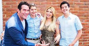 Tras 14 años desde que itatí cantoral y eduardo santamarina decidieron poner punto final a su matrimonio, hasta ahora, la actriz itatí también señaló que su papá, el reconocido compositor roberto cantoral quería mucho a su ex esposo: Los Mellizos De Itati Cantoral Y Eduardo Santamarina Ya Son Hombres Y Roban Suspiros En Las Redes