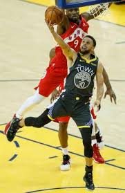 Golden State Warriors Stephen Curry Goes Up Against Toronto Raptors Serge Ibaka In The Third Quarter During Gam Nba Finals Warriors Stephen Curry Serge Ibaka