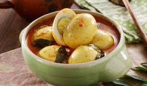 Jika biasanya gulai telur menggunakan telur rebus, versi yang ini telur mentah dipecahkan dan direbus dulu, baru gulai telur daun mangkokan. Resep Gulai Pedas Telur Asin Resepkoki Co
